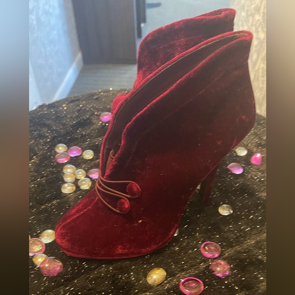 Apt.9 Ankle Bootie Size 7.5 in Velvet Wine. Not New but Never Worn